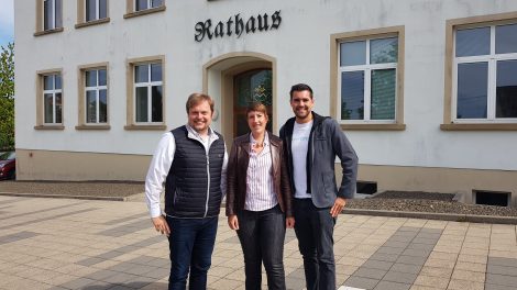 Bürgermeister Volker Weber begüßt die Landtagsabgeordneten Sarah Gillen und Alexander Zeyer im Rathaus Marpingen