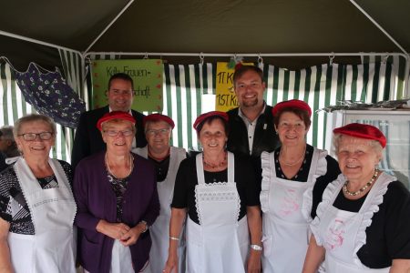 Die Damen der katholischen Frauengemeinschaft: (v.l.n.r.): Irene Busch, Cäcilia Hinsberger, Christel Rohner, Maria Vogel, Marianne König, Anni Brehm; hintere Reihe: Magnus Jung (MdL), Bürgermeister Volker Weber