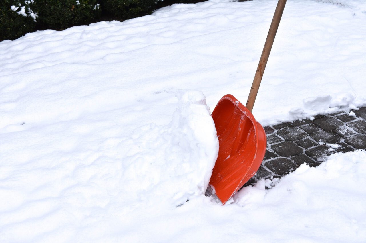 Besen Auf Dem Schnee Im Winter Stockbild - Bild von reinigung, schneefälle:  140180781